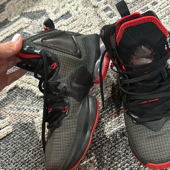 Nike LeBron 19 bred (GS) - Picture 5 of 8